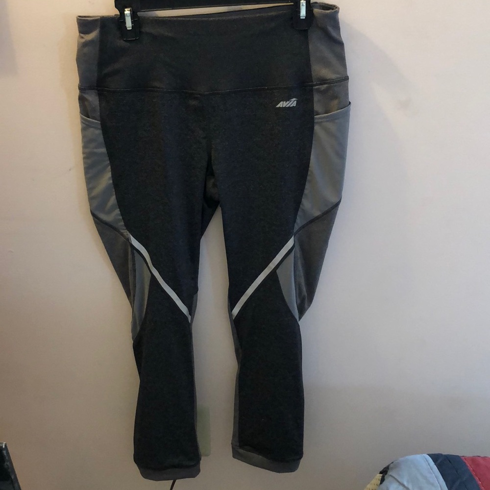 Women’s active cropped leggings w/ mesh inserts